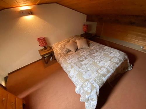 un piccolo letto in una camera con due lampade di Studio Châtel, 2 pièces, 5 personnes - FR-1-693-17 a Châtel