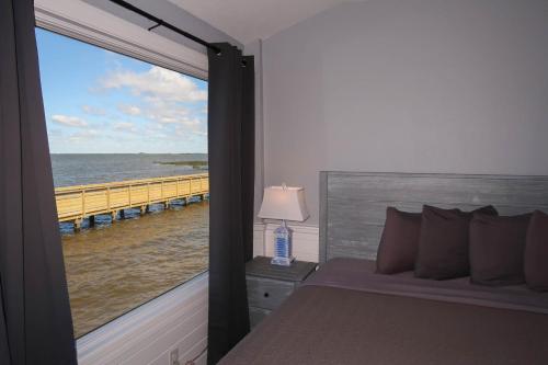 The Inn at Corolla في كورولا: غرفة نوم مع نافذة مطلة على المحيط