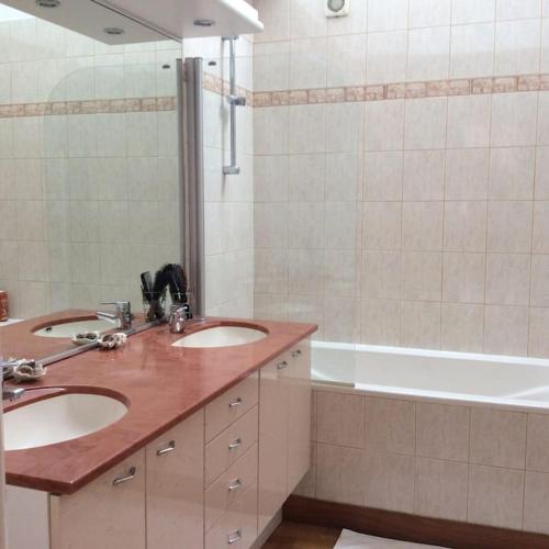 une salle de bain avec deux lavabos et une baignoire dans l'établissement Picherieux, à Saint-Denis-en-Val