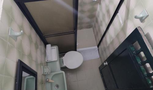 vista sul soffitto di un bagno con servizi igienici e porta di Hostel La Casona 1859 a Guaduas