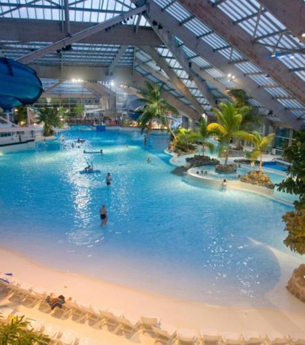 - une grande piscine dans un bâtiment avec des personnes dans l'établissement Spacieux duplex parisien rénové, proche Tour Eiffel, à Paris