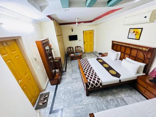 sypialnia z łóżkiem i telewizorem w pokoju w obiekcie Lexus Lodge w mieście Islamabad