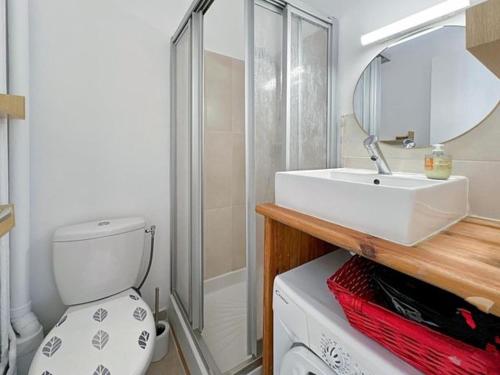 a bathroom with a sink and a toilet and a mirror at MAISONNETTE au CALME avec CLIMATISATION PARKING JARDIN CADRE CAMPAGNE plages à pieds in Bandol
