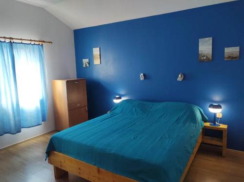 Posteľ alebo postele v izbe v ubytovaní Blue apartment