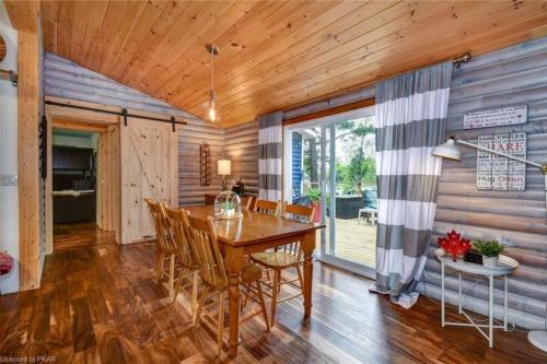 Φωτογραφία από το άλμπουμ του Waterfront Cottage - Fireplace - Kawartha σε Lakefield