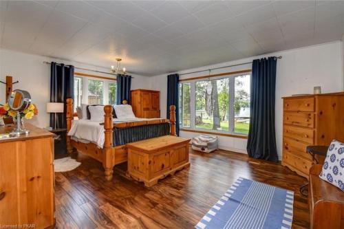 Ένα ή περισσότερα κρεβάτια σε δωμάτιο στο Waterfront Cottage - Fireplace - Kawartha
