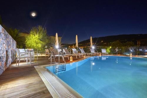 Bazén v ubytování Mystery Skiathos Luxury Residence nebo v jeho okolí