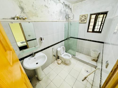 uma casa de banho com um WC e um lavatório em Lexus Lodge em Islamabad