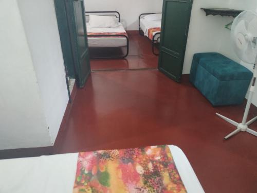 um quarto com uma cama e um quarto com 2 beliches em Hostel La Casona 1859 em Guaduas