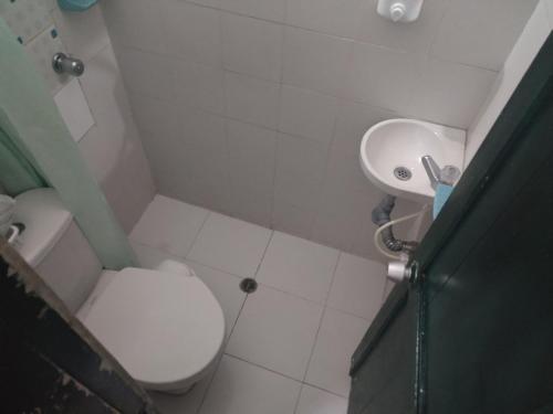 een kleine badkamer met een toilet en een wastafel bij Hostel La Casona 1859 in Guaduas