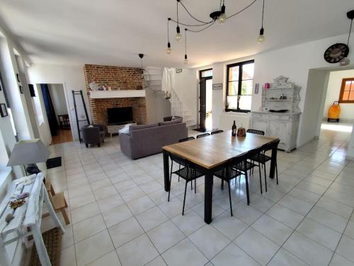 un salon avec une table et un canapé dans l'établissement La Muche Valéricaine, coeur de ville, jardin, à Saint-Valery-sur-Somme