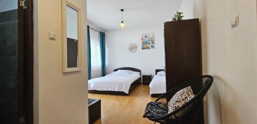 - une chambre avec 2 lits et un miroir dans l'établissement Hillside, à Oradea