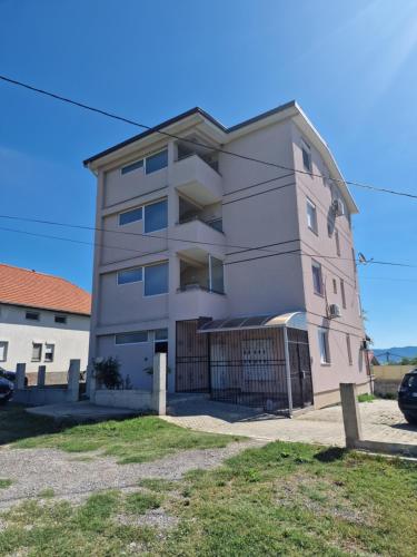 Φωτογραφία από το άλμπουμ του TAU Apartment σε Sretenovo