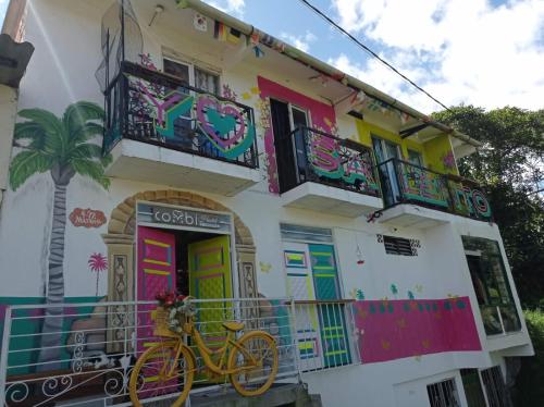 un edificio con una bicicletta parcheggiata di fronte di Combi, 2 good 4 less a Salento