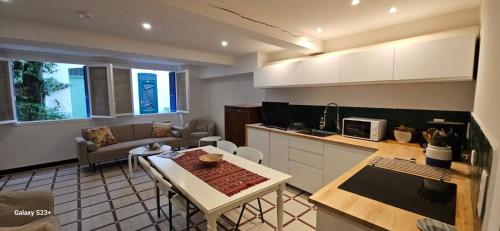 une cuisine et un salon avec une table et un comptoir dans l'établissement A Très Joli Appartement, à Argelès-sur-Mer