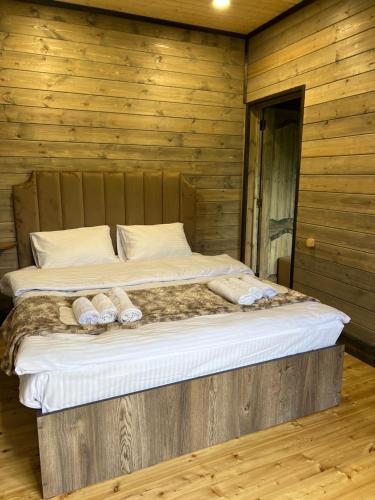 Un pat sau paturi într-o cameră la Balkonchik GuestHouse