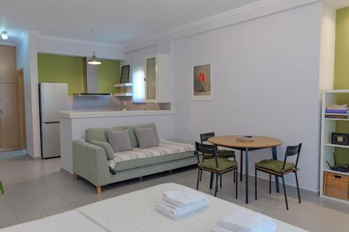 ein Wohnzimmer mit Sofa und Tisch in der Unterkunft Get comfy in Sarandë