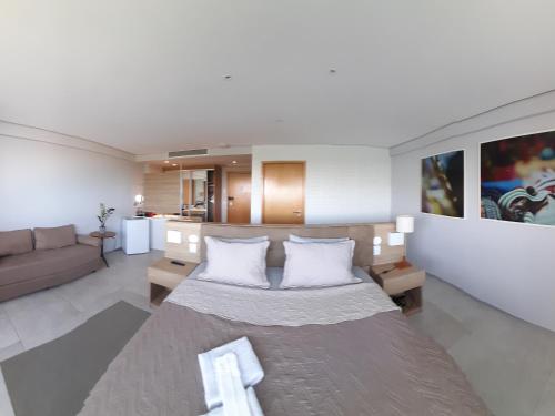BUGAN PAIVA RECIFE في ريسيفي: غرفة معيشة مع سرير وأريكة