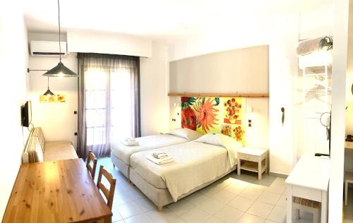 Un dormitorio con una cama y una mesa. en Tree of Life Art Hotel, en Agia Marina de Nea Kydonia