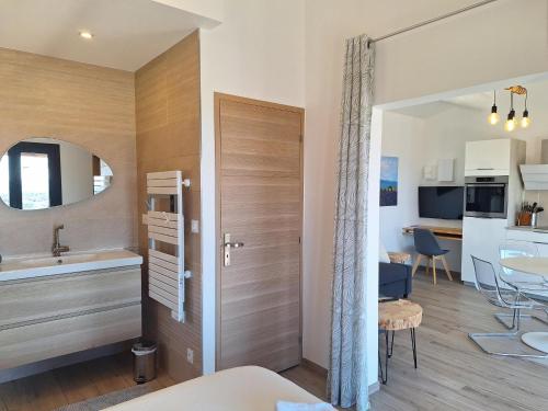 La salle de bains est pourvue d'une porte menant à une cuisine. dans l'établissement mas benette, à Saint-Hippolyte-le-Graveyron