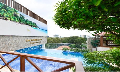 California Saigon Hotel & Rooftop Pool 내부 또는 인근 수영장