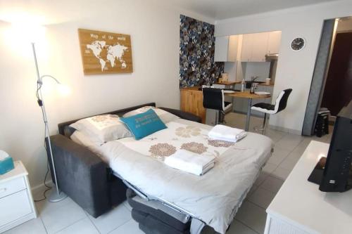 une chambre avec un lit avec des serviettes dessus dans l'établissement Cannes 20' à pieds Palais wifi, à Cannes