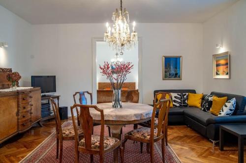 Luxurious, spacious & bright with 2 parking spots