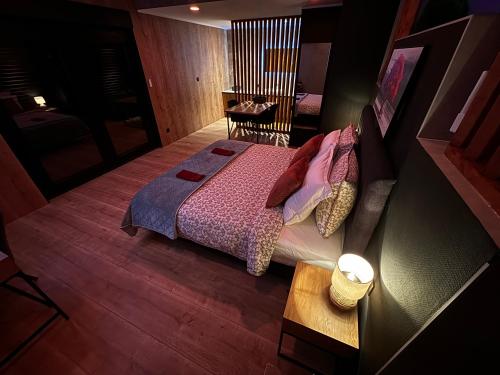 an overhead view of a bedroom with a bed at Pause Thermale Suites Deluxe et Spa Privatif in Herstal