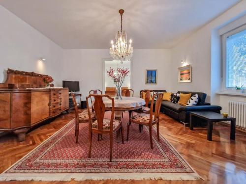 Luxurious, spacious & bright with 2 parking spots
