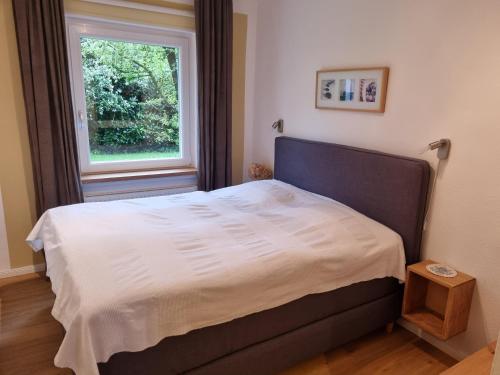 Un pat sau paturi într-o cameră la Stadtnahe Wohnung mit Garten und Parkplatz
