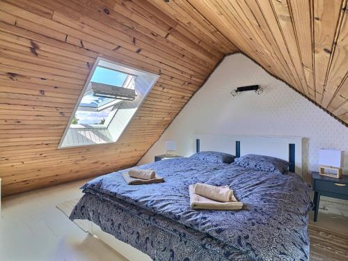 a bedroom with a bed with two towels on it at Maison Trezma à 450m de la plage in Plonévez-Porzay