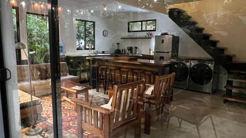 Un lugar para sentarse en Pochote River house