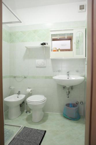 a bathroom with a toilet and a sink at Agriturismo Il Pavone in Torre Lapillo