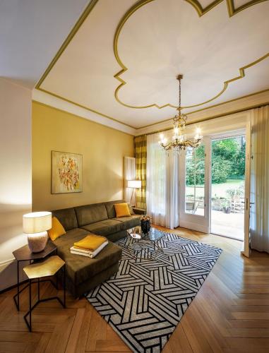 un soggiorno con divano e tappeto di Villa Nußbaumer - Business-und Ferienwohnung in bester Lage ad Arnstadt