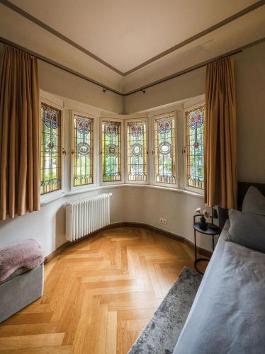 un soggiorno vuoto con vetrate istoriate di Villa Nußbaumer - Business-und Ferienwohnung in bester Lage ad Arnstadt