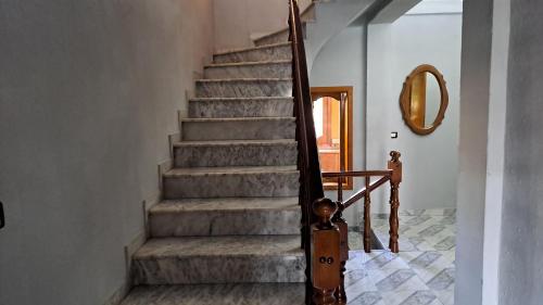 eine Treppe in einem Haus mit einem Spiegel in der Unterkunft Dream Home in Pogradec