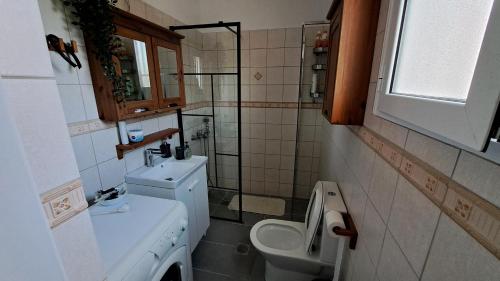 ein kleines Bad mit WC und Waschbecken in der Unterkunft Kouklinos Cottage in Koropi