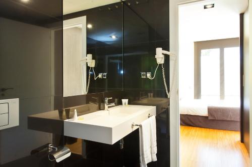 バルセロナにあるWeflating Modern Diagonalのバスルーム(洗面台、鏡付)