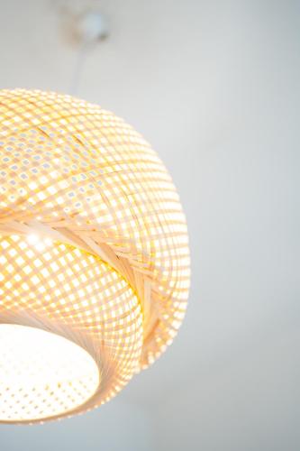 un chapeau de paille assise sur une table dans l'établissement Villa Vichéia - Appartement 11, à Vichy