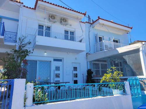 Το κτήριο όπου στεγάζεται  το διαμέρισμα