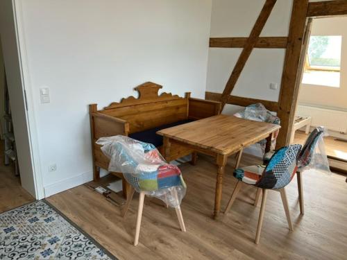 Pokój z drewnianym stołem i 2 krzesłami w obiekcie Gutshaus Redentin w mieście Krusenhagen