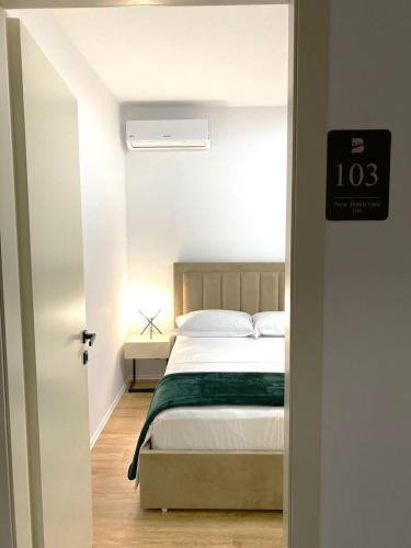 - une chambre avec un lit dans l'établissement New Boulevard Inn, à Tirana