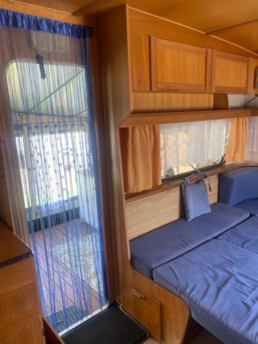 mały pokój z łóżkiem i oknem w obiekcie AMOMEA CAMP w Jastarni