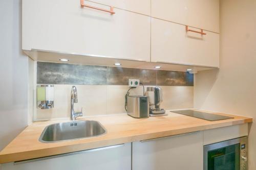 une cuisine avec un évier et un mixeur sur un comptoir dans l'établissement Eiffel Tower & Invalides - Cosy Quiet Appartement, à Paris