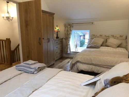 เตียงในห้องที่ Horseshoe Cottage