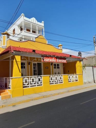 un edificio amarillo al lado de una calle en Hotel Garuda Pimentel, en Pimentel