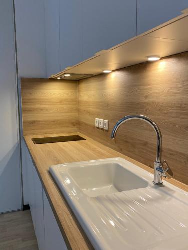 - un comptoir de cuisine avec un évier et un miroir dans l'établissement Appartements Soulac - hyper centre et plage, à Soulac-sur-Mer