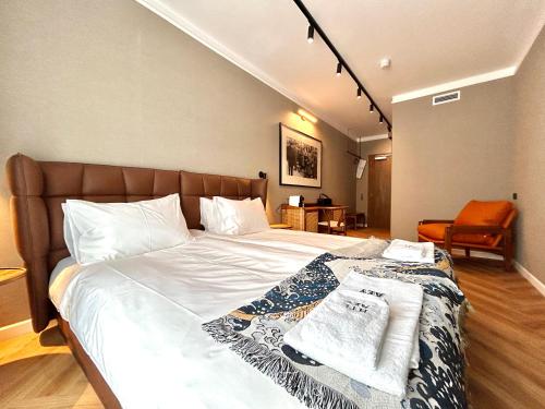 um quarto com uma cama grande e toalhas em Hotel Akureyri em Akureyri