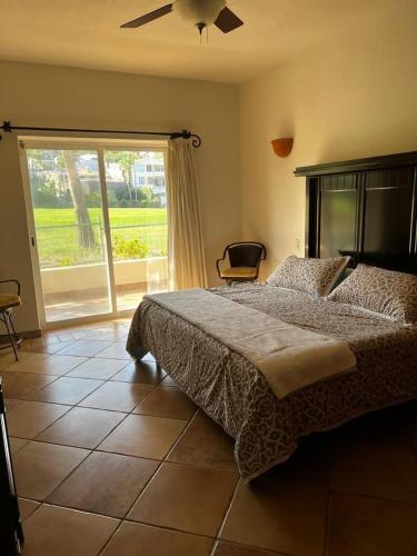 Un dormitorio con una cama y una puerta corrediza de vidrio. en LAS QUINTAS y HOSTAL, en San José del Cabo