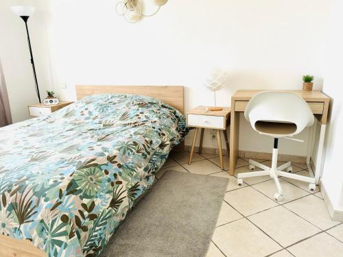 une chambre avec un lit, un bureau et une chaise dans l'établissement Las Sorbes - T3 - Spacieux lumineux, climatisé, à Montpellier